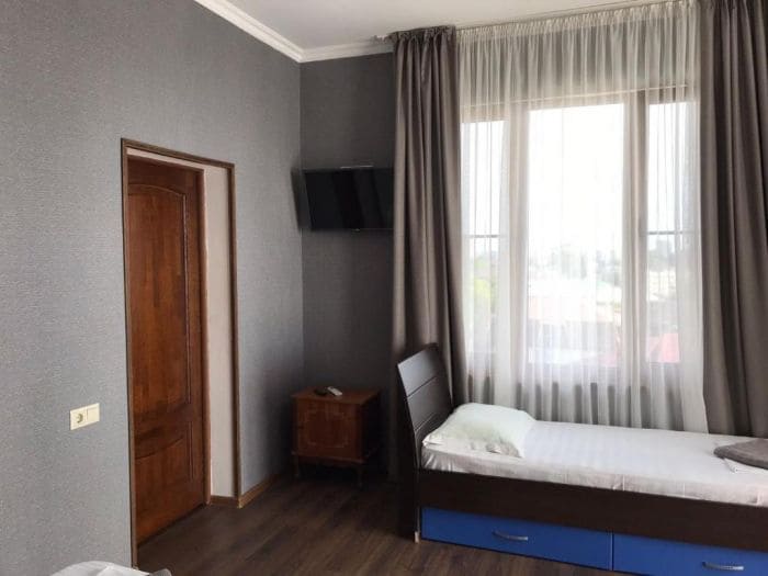 Отель София, видна одиночную кровать.jpg Отель София, видна одиночную кровать.jpg