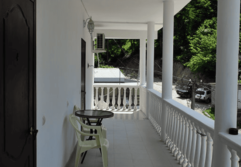 Гостевой дом Дубовая роща в Лермонтово вид балкончик.png