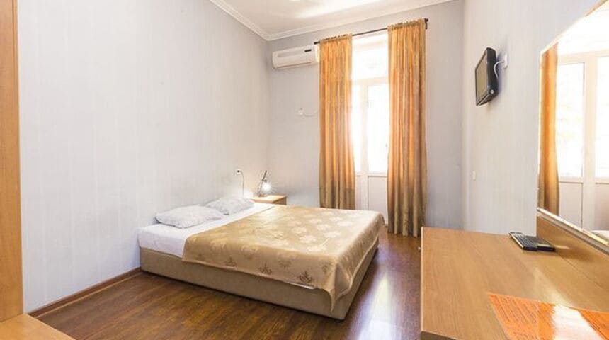 Отель Водопад в Новом Афоне, двуспальная кровать видсбоку.jpg