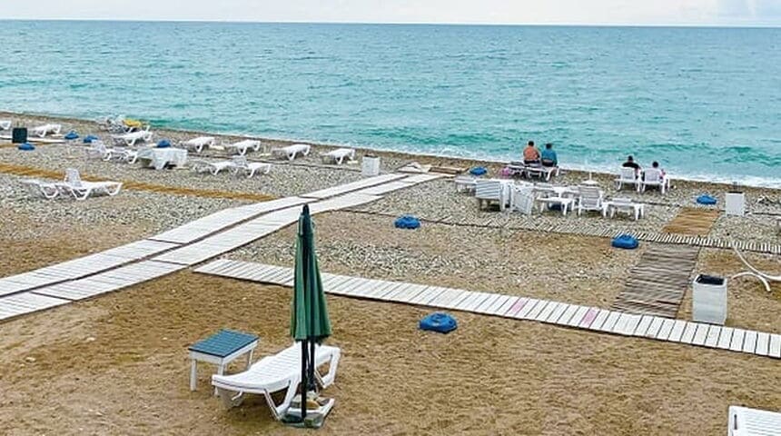 Отель Водопад в Новом Афоне, берег у моря.jpg