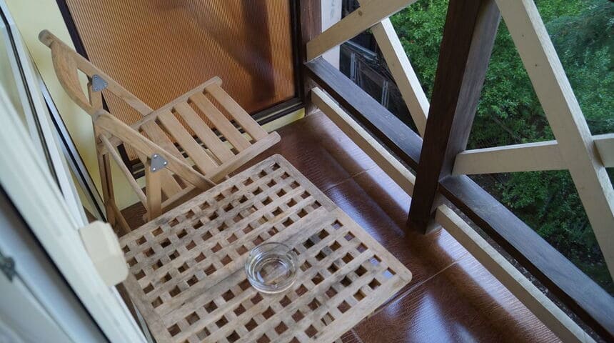 Отель Пицунда в Пицунде на поезде, пепельница и стул.jpg Отель Пицунда в Пицунде на поезде, пепельница и стул.jpg