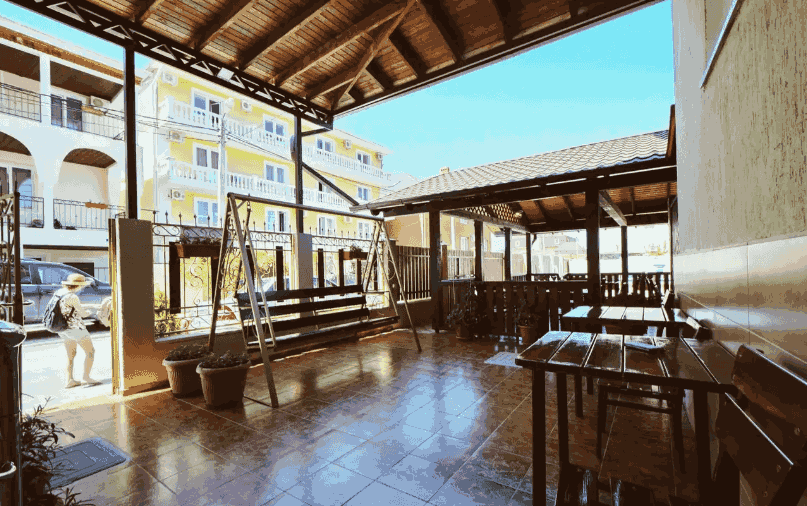 Гостевой дом Александрия на Добской- вход с качелями_9.png