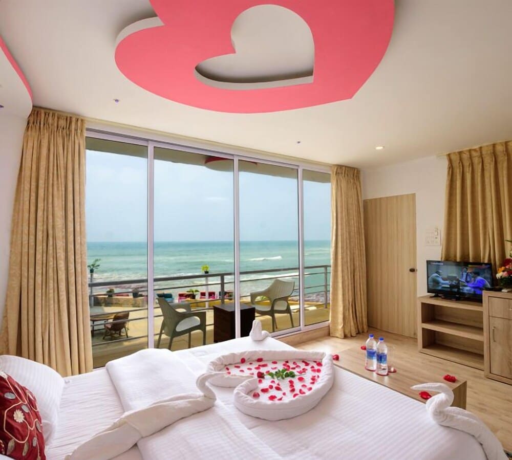 Royal Boomerang Resort - номер с двуспальной кроватью.jpg Royal Boomerang Resort - номер с двуспальной кроватью.jpg
