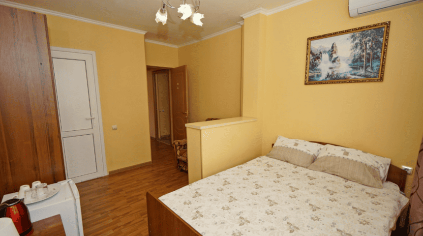 Гостиница Пальмира в Лазаревском , номер с двуспальной кроватью, вид сбоку.png