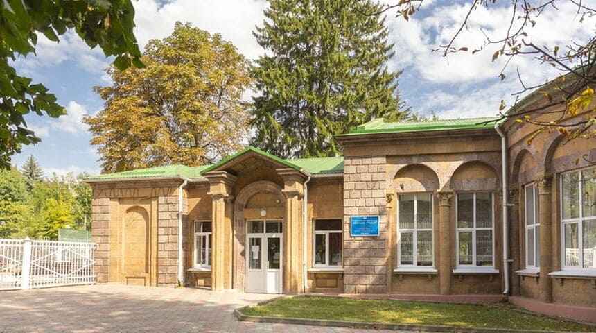 Санаторий имени Анджиевского, город Ессентуки -боковой корпус.jpg