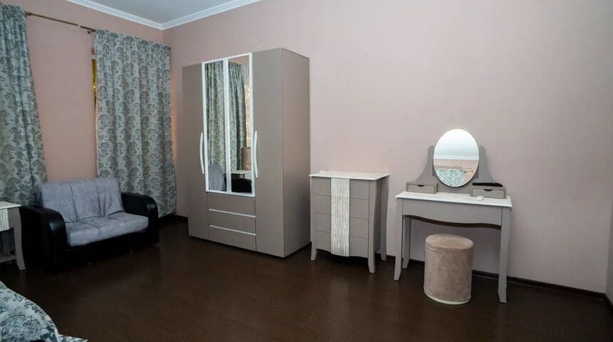 Отель Водопад в Новом Афоне, вид на шкаф для одежды.jpg