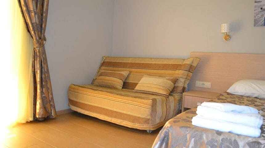 Гостевой дом Тельмана 23 в Геленджике -вид на тахту.jpg