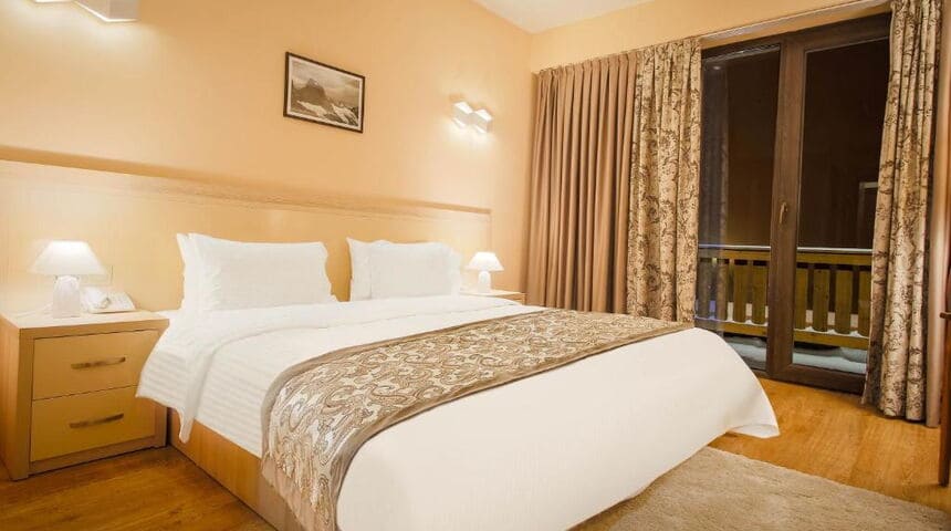 Gudauri Inn вид на двуспальную кровать.jpg