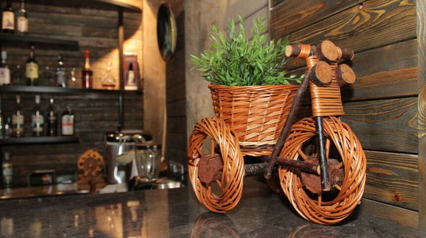 Отель Грифон в Новый Афон, искусственный мотоцикл.jpg