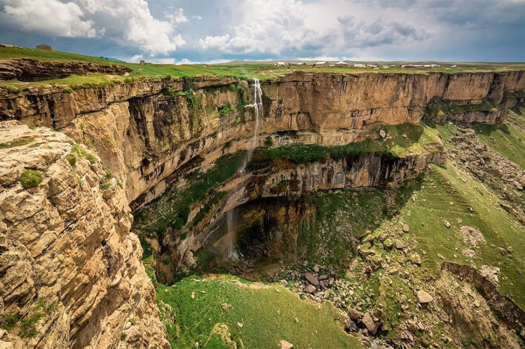 Водопад Тобот, Дагестан.jpg Водопад Тобот, Дагестан.jpg