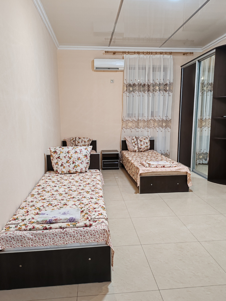 Гостевой дом Уют, 3-х местный номер.jpg Гостевой дом Уют, 3-х местный номер.jpg