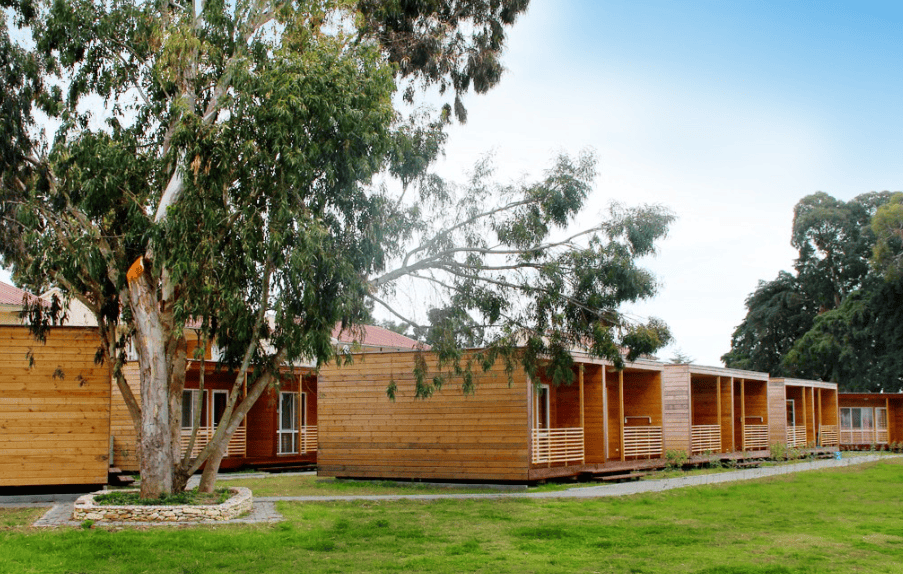 Отель Анакопия Клаб деревянный коттеджи на территории.png