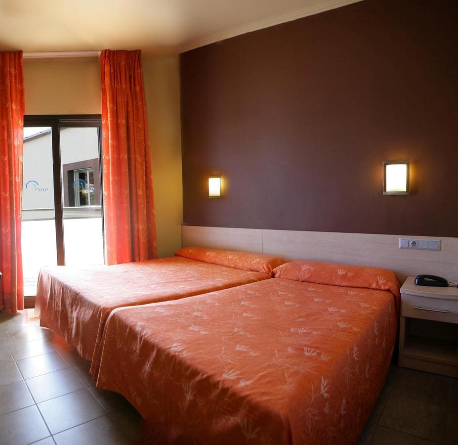 Tossa Beach Center 4 на побережье уютного Тосса-де-Мар, номер с двумя кроватями.jpg