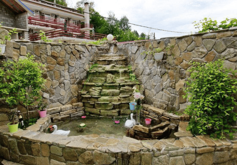 Гостевой дом Дубовая роща в Лермонтово водопад.png