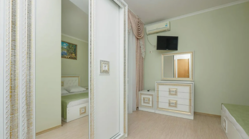 Гостевой дом морская жемчужина в Адлере- номер с боку.png