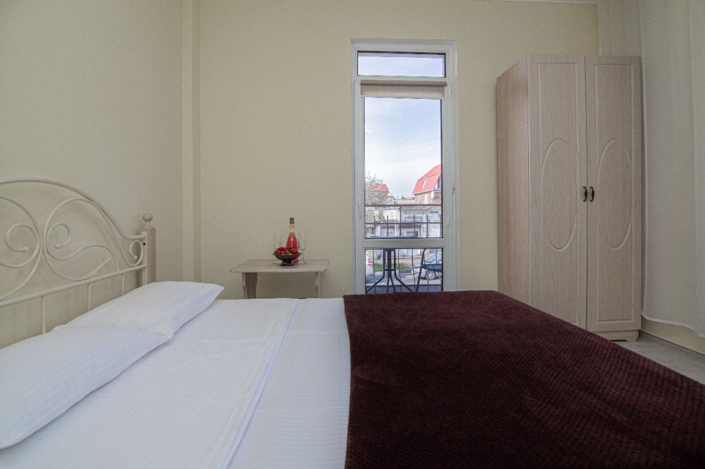 Гостевой дом Солнышко в Геленджике,двуспальная кровать и балкон.jpg