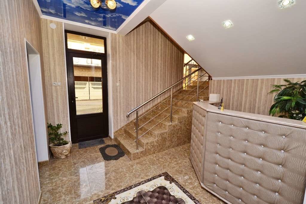 Гостевой дом Карс в Витязево - выход из респешена.jpeg