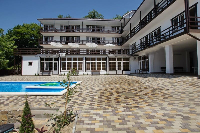 Гостевой дом Виноград в Лермонтово вид с торца.jpg