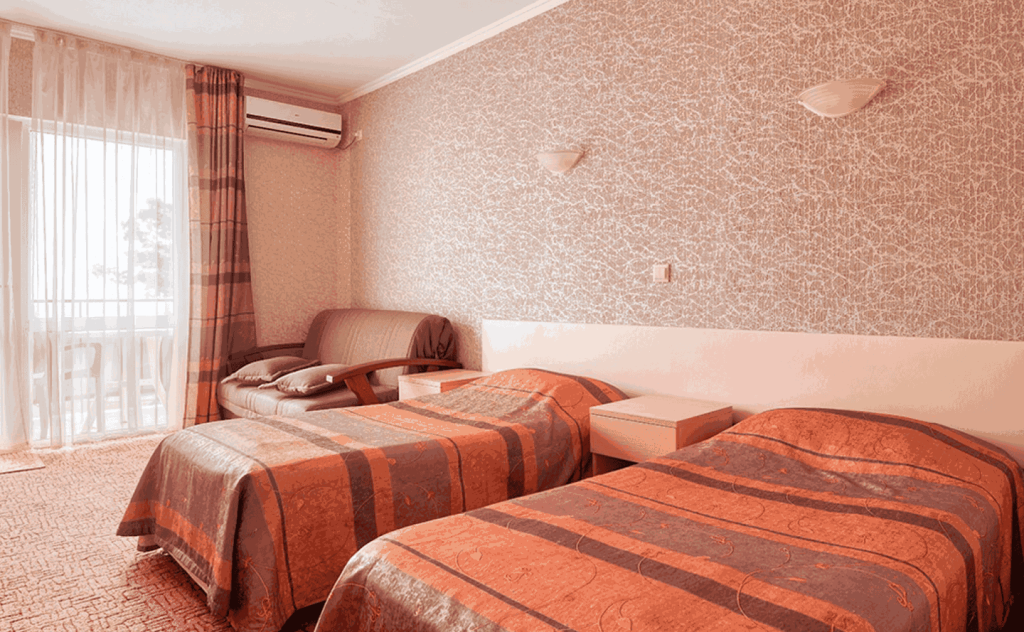 Гостевой дом ВатерЛоо в Большом Сочи номер с двумя односпальными кроватями и диваном_2.png