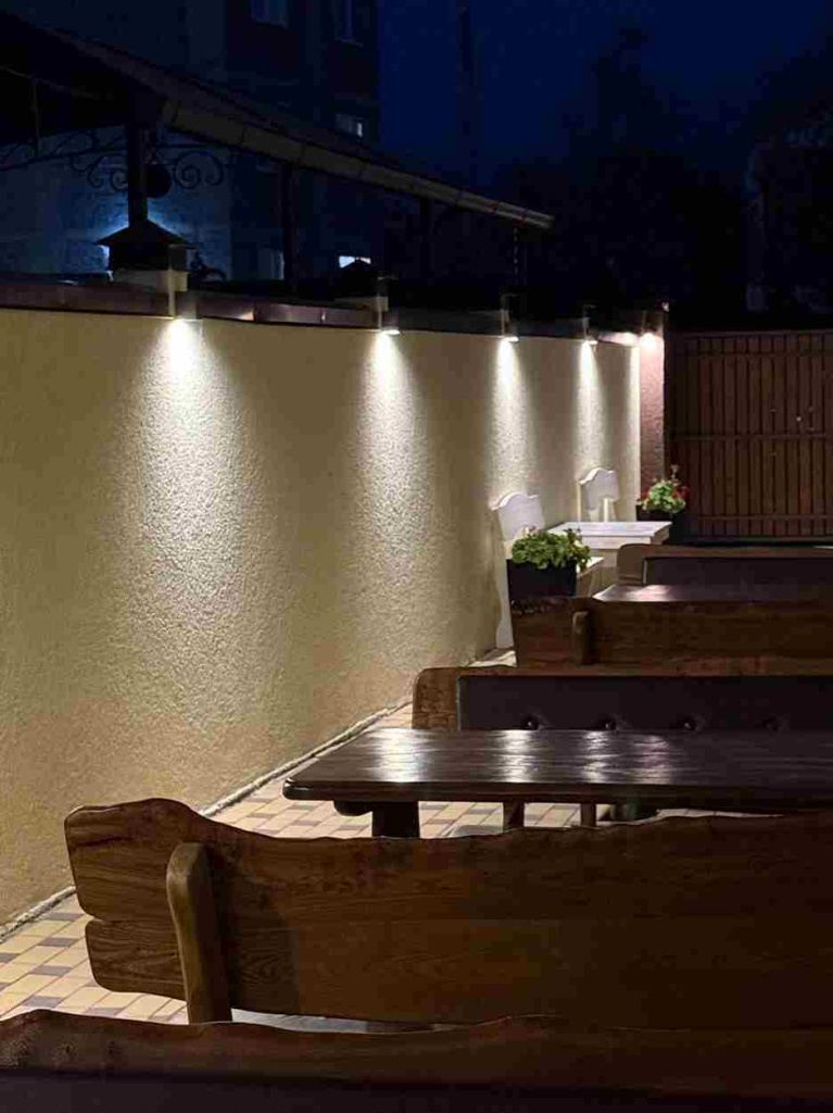 Отель Риф в Геленджике, столы снаружи_13.jpg