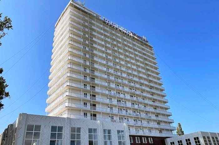 Гранд отель Россия в Гудаута - вид с боку.jpg