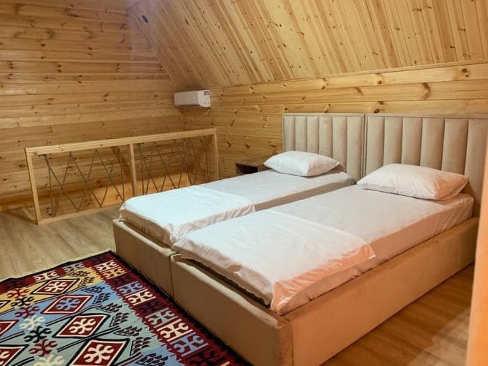 Коттеджи на берегу Каспийского моря, две раздельные кровати.jpg