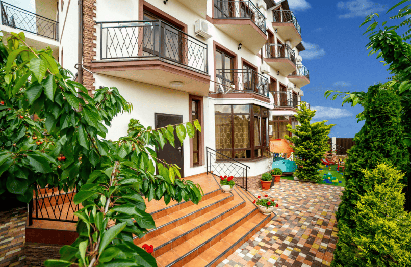 Гостевой дом Прага в Кабардике, вход сбоку.png