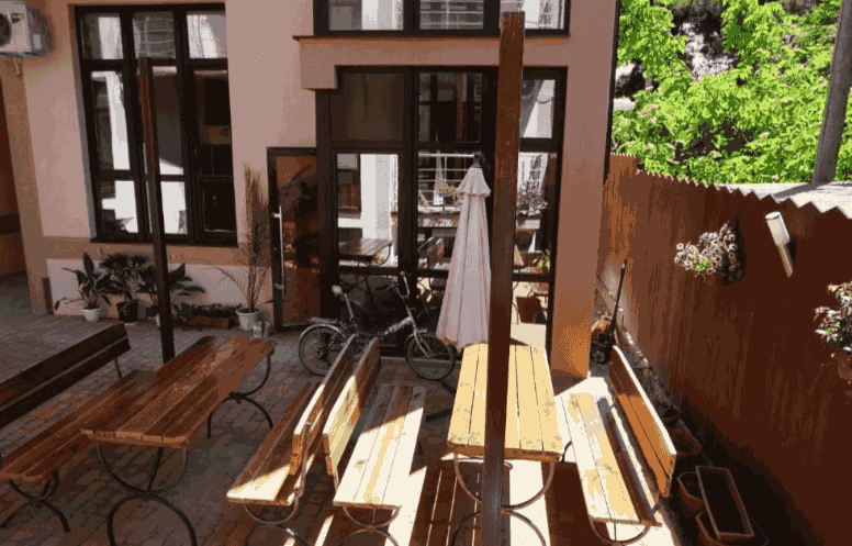 Гостевой дом Тельмана 23 в Геленджике- скамейки увхода.png