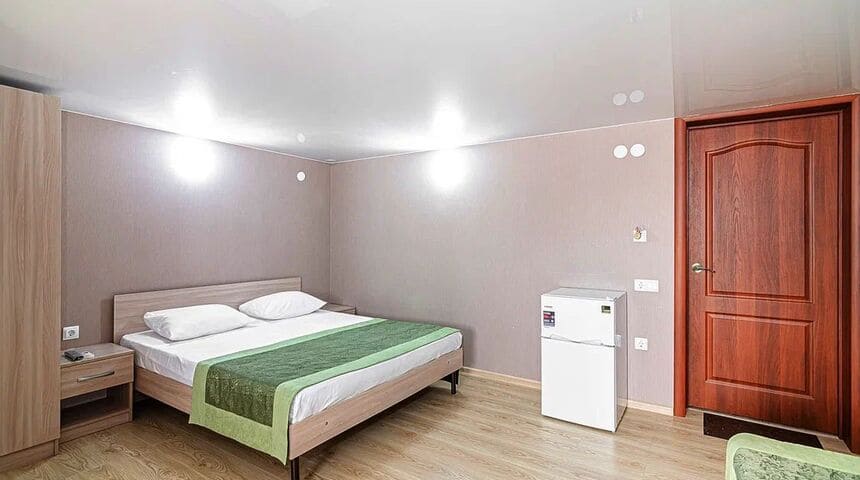 Гостевой дом Гранат в Джемете, Анапа- двухспальная кровать.jpg