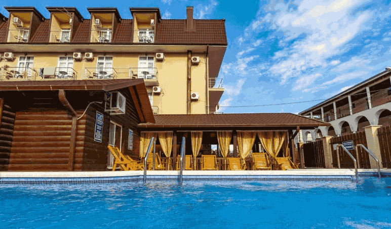 Гостевой дом Александрия на Добской- вид с бассейна_7.png