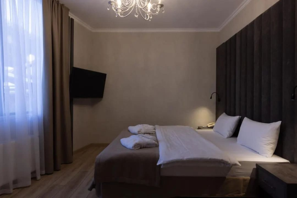 Отель Атлант SKY в Красной поляне номер с двуспальной кроватью сбоку.jpg