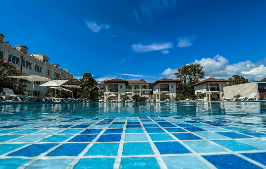 Отель Анакопия Клаб 3 вид на бассейн по центру.png
