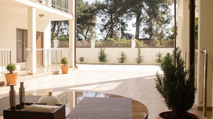 Отель Талион в Пицунде, Абхазия, вид на террасу.jpg