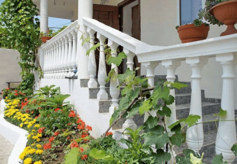 Гостевой дом Дубовая роща в Лермонтово крыльцо.png