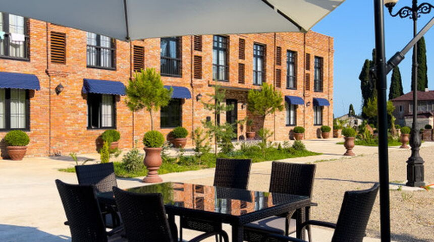 Отель Lоft Hotel в Новом Афоне стол и стулья.jpg