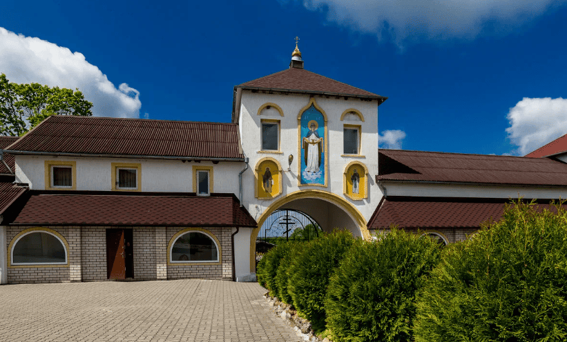 Свято-Елисаветинский монастырь входные ворота.png