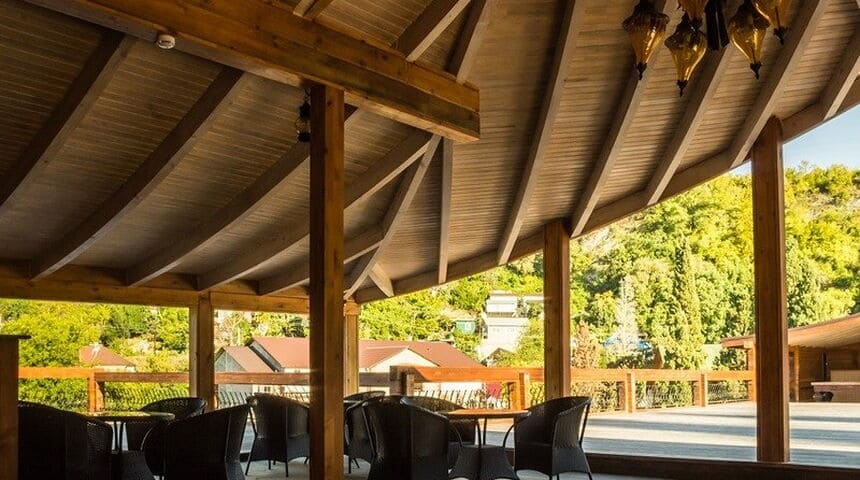 Отель Грифон, в Новом Афоне вид на террасу для отдыха.jpg