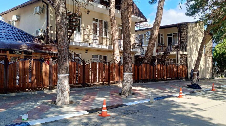 Гостевой дом Сто шагов в Геледжике вид с улицы.jpg