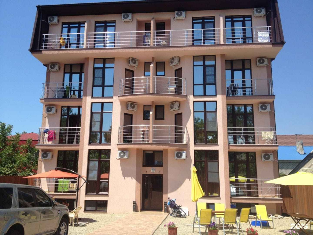 Гостевой дом Тельмана 23 в Геленджике - общий вид на здание.jpg