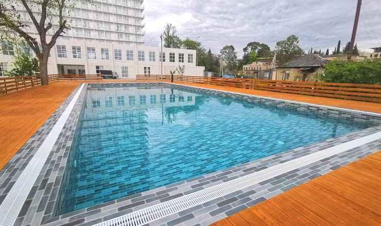 Гранд отель Россия в Гудаута- бассейн с боку.jpg