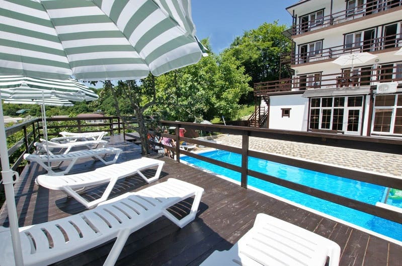 Гостевой дом Виноград в Лермонтово вид на бассейн.jpg