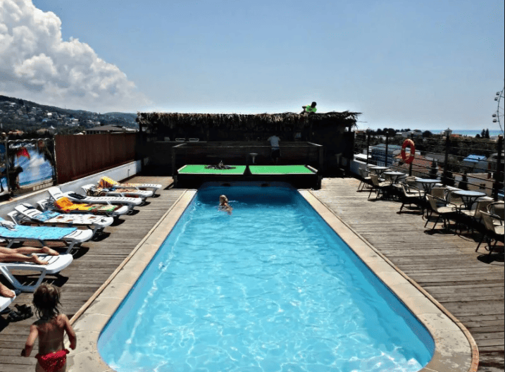 Гостевой дом Троя в Лазаревском бассейн на крыше центральный вид.png