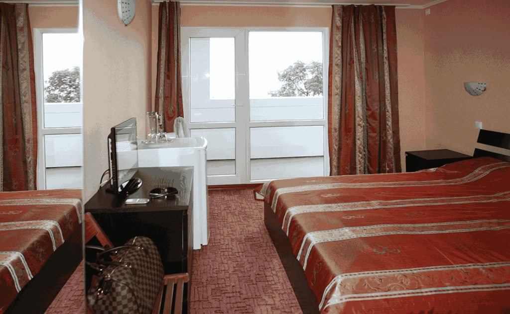 Гостевой дом ВатерЛоо в Большом Сочи номер с двуспальной кроватью сбоку_13.png