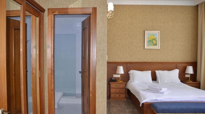Boutique Hotel O. Galogre в Батуми , вид на санузел и двуспальную кровать.jpg