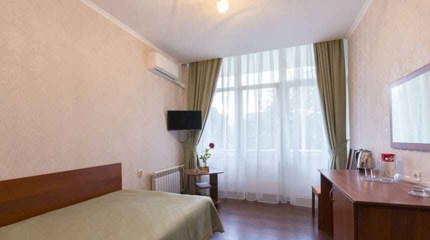 Санаторий имени Анджиевского, город Ессентуки- вид на окно.jpg