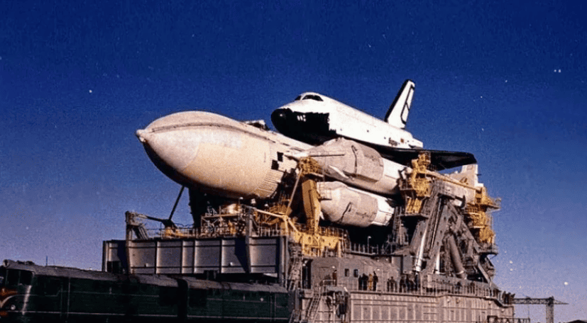 Буран и комплекс Энергия, едит на стартовый стол.png