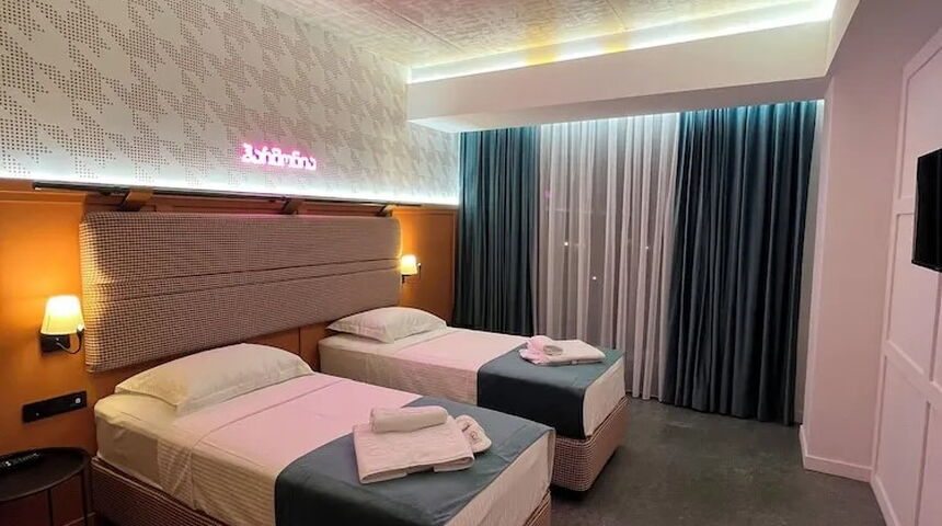 Отель Bamboo Garden две раздельные кровати сбоку серые.jpg