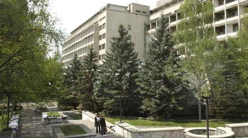 Санаторий имени Семашко в Кисловодске, Россия- гланвый корпус сбоку.jpg