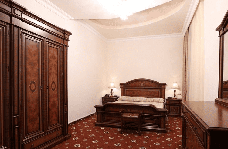 Санаторий Олимпия в Джемруквходная номер с двуспальной кроватью.png