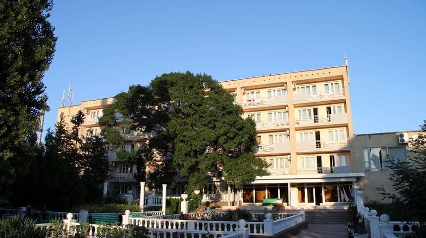 Пансионат Геленджиская бухта в Геленджике вид на фасад.jpg